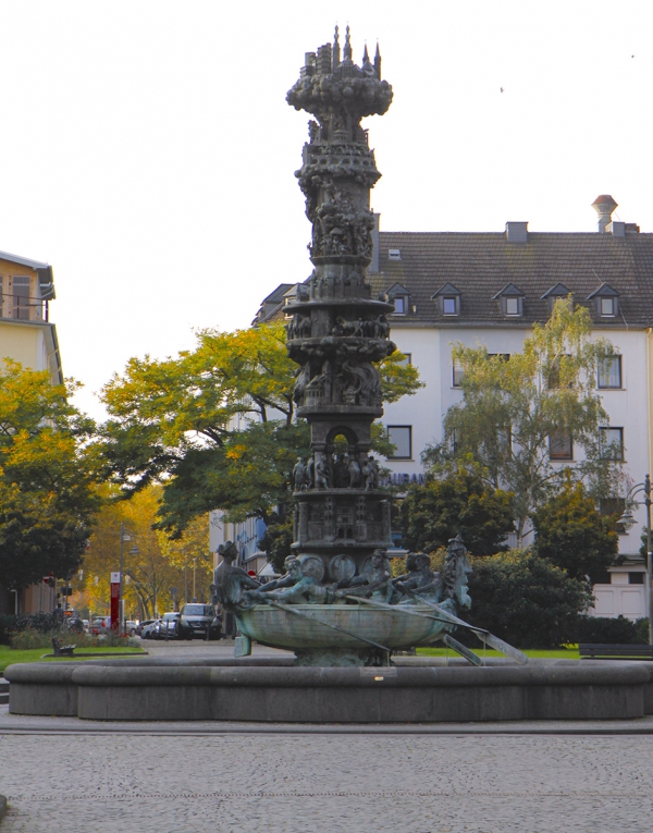 Een monument op een pleintje in Koblenz.