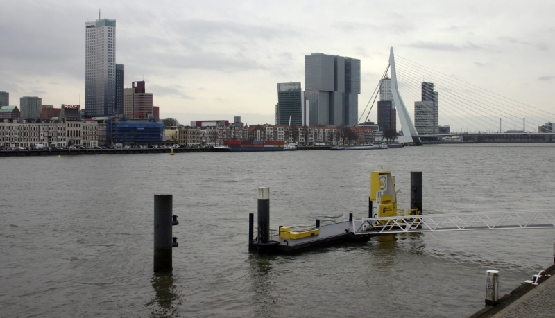 De halte van de watertaxi met uitzicht op de Erasmusbrug.