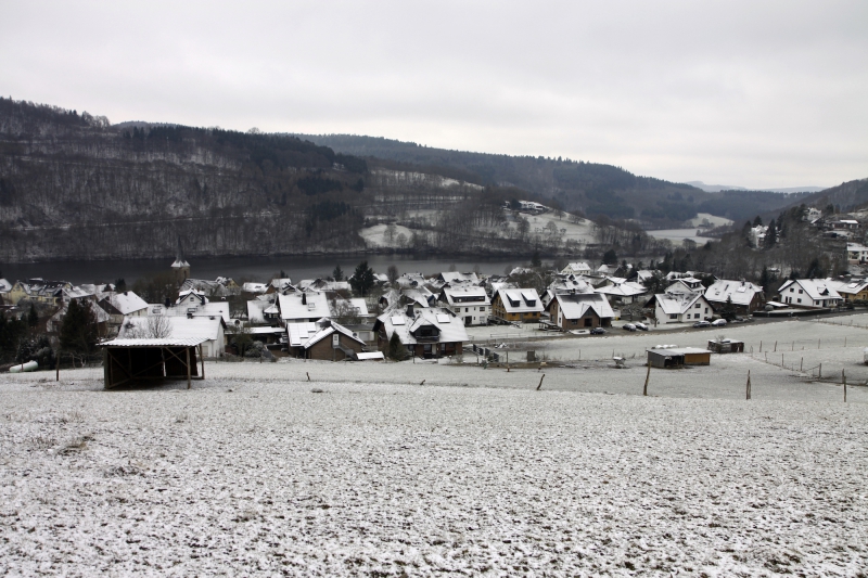 Uitzicht op het dorpje Einruhr.