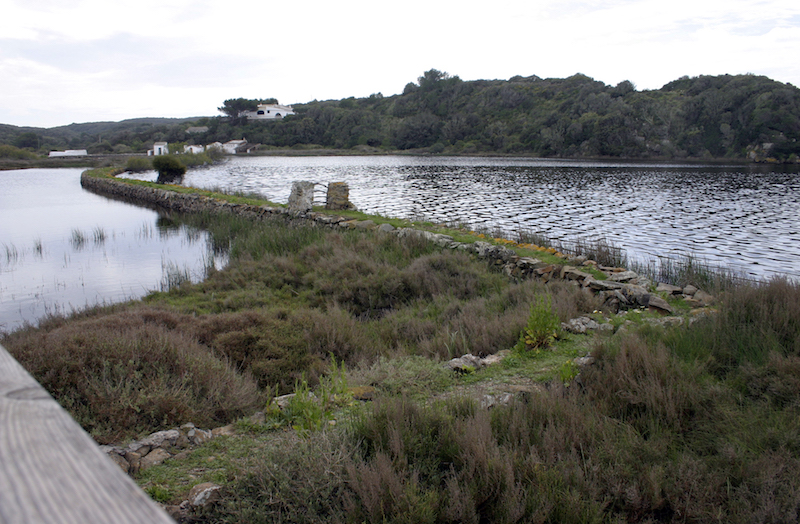 De lagune met brak water bij Es Grau.