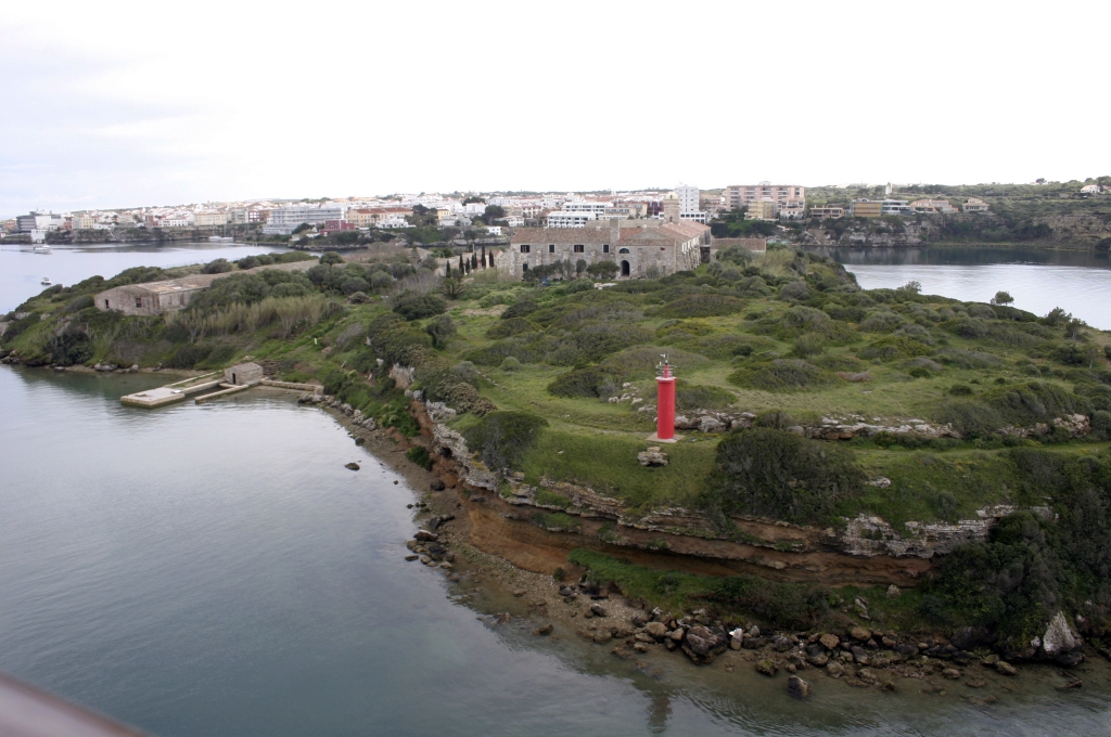 Door de natuurlijke haven van Menorca.