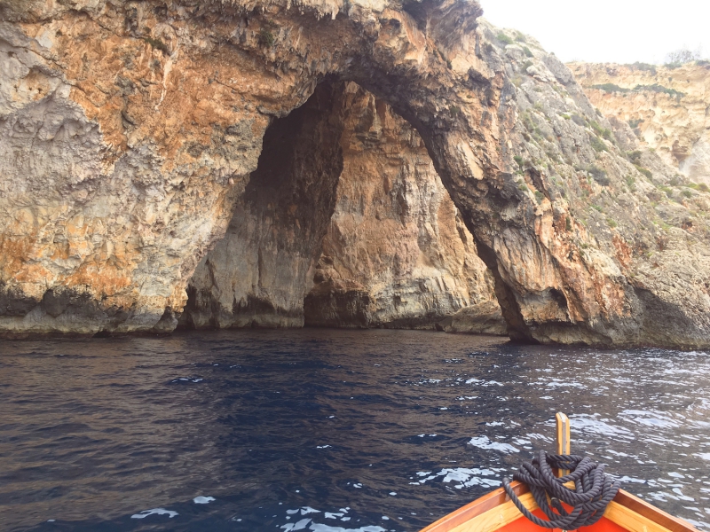 In de boot onderweg naar de grotten.