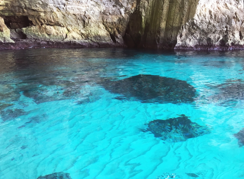 Het felgekleurde water waaraan The Blue Grotto zijn naam dankt.