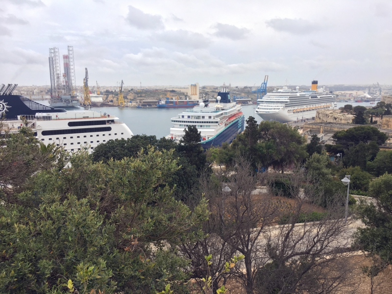 Verschillende cruiseboten liggen aangemeerd in Valletta.