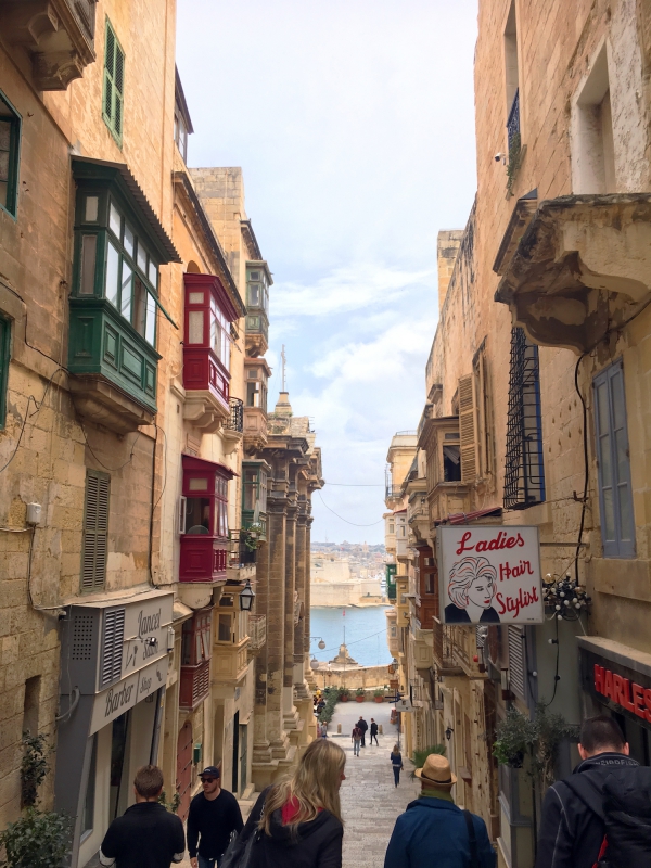 De typische balkonnetjes in de straten van Valletta.