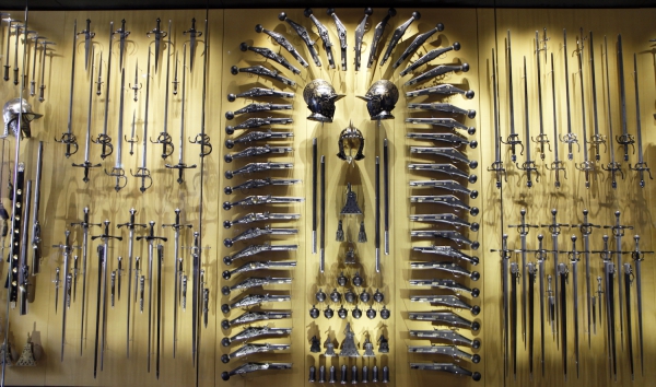 Een grote collectie wapens uit de riddertijd.