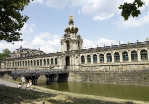 Aan een zijde loopt er een gracht langs het Zwinger.