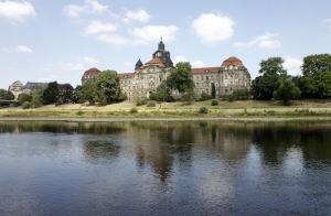 Kasteel op de oever van de Elbe.