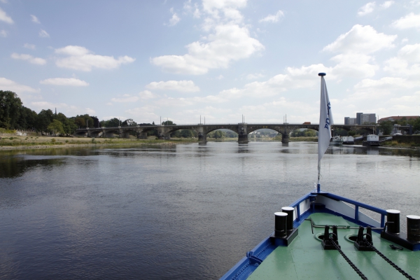 Met een tandradboot over de Elbe.