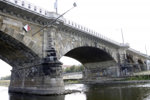 Onder historische bruggen door.