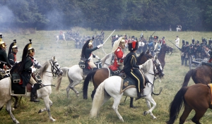 De soldaten te paard trekken ten aanval.