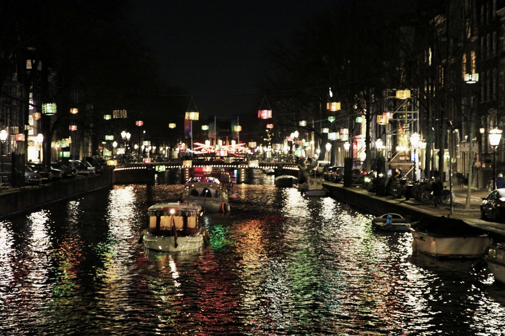 Ouderwets Amsterdam is altijd mooi verlicht.