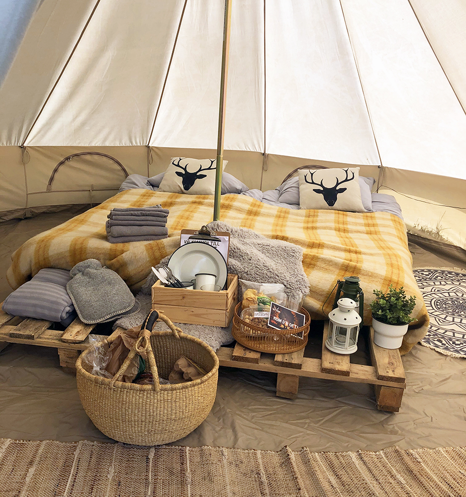 Een complete hotelkamer in een tent