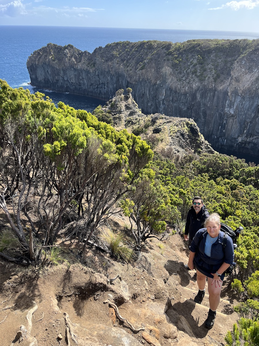 Joyce en gids Ivo op Terceira