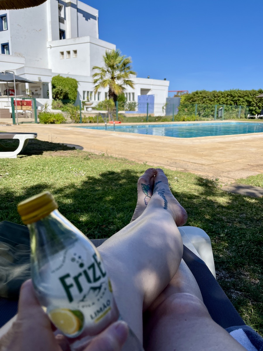 Relaxen aan het zwembad van hotel Ibis Faro